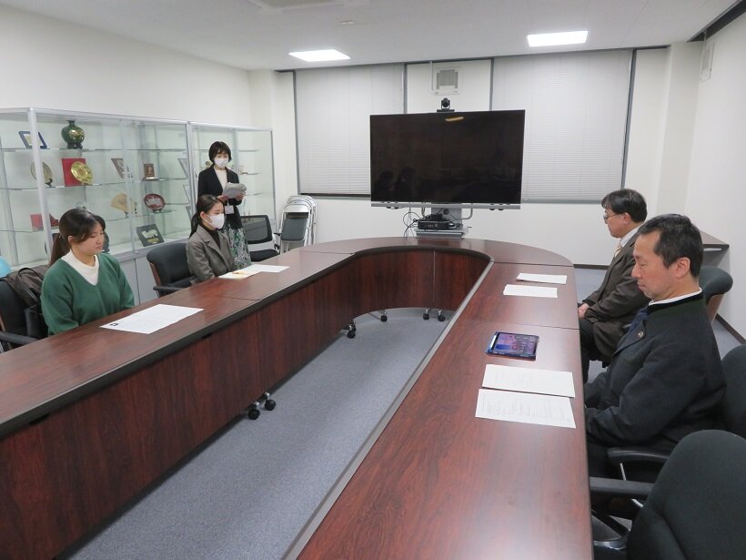 奨学生（左）と学長・学長補佐.JPG